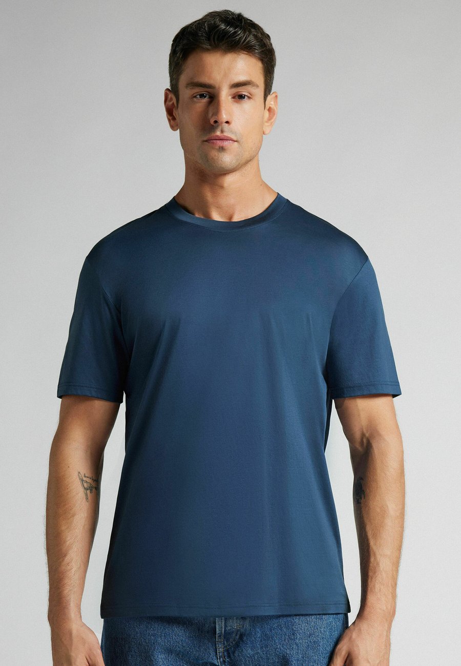 Футболка IUMAN Intimissimi Uomo Basic T-shirt, Blue/Dark-Blue Denim, Синий, Футболка IUMAN Intimissimi Uomo Basic T-shirt, Blue/Dark-Blue Denim
Футболка IUMAN Intimissimi Uomo Basic T-shirt, Blue/Dark-Blue Denim, Синий, Футболка IUMAN Intimissimi Uomo Basic T-shirt, Blue/Dark-Blue Denim
