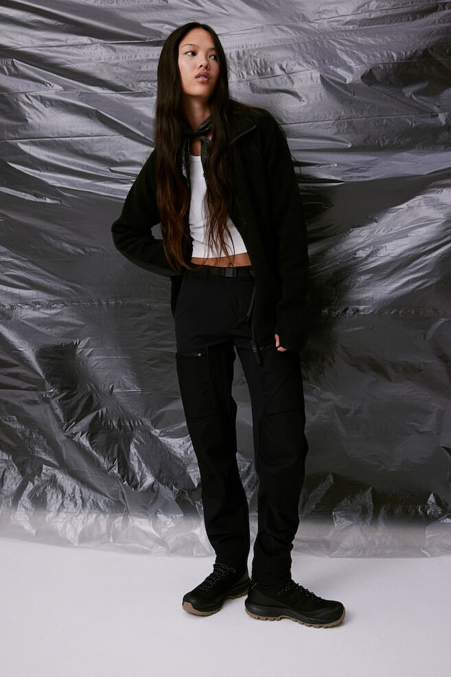 Водоотталкивающие спортивные брюки карго H&M, черный
Водоотталкивающие спортивные брюки карго H&M, черный