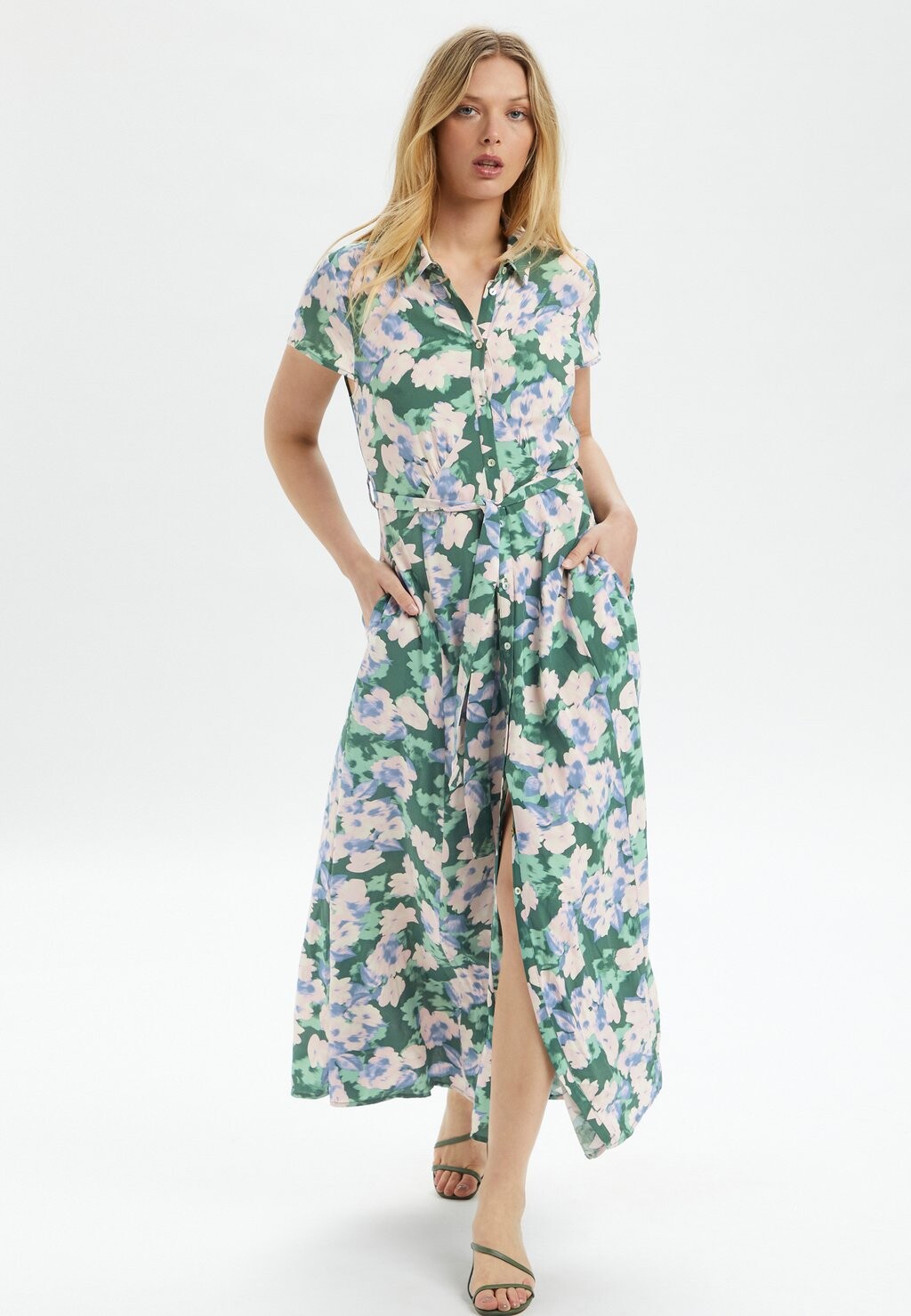 Платье-рубашка Soaked in Luxury
Платье-рубашка Soaked in Luxury