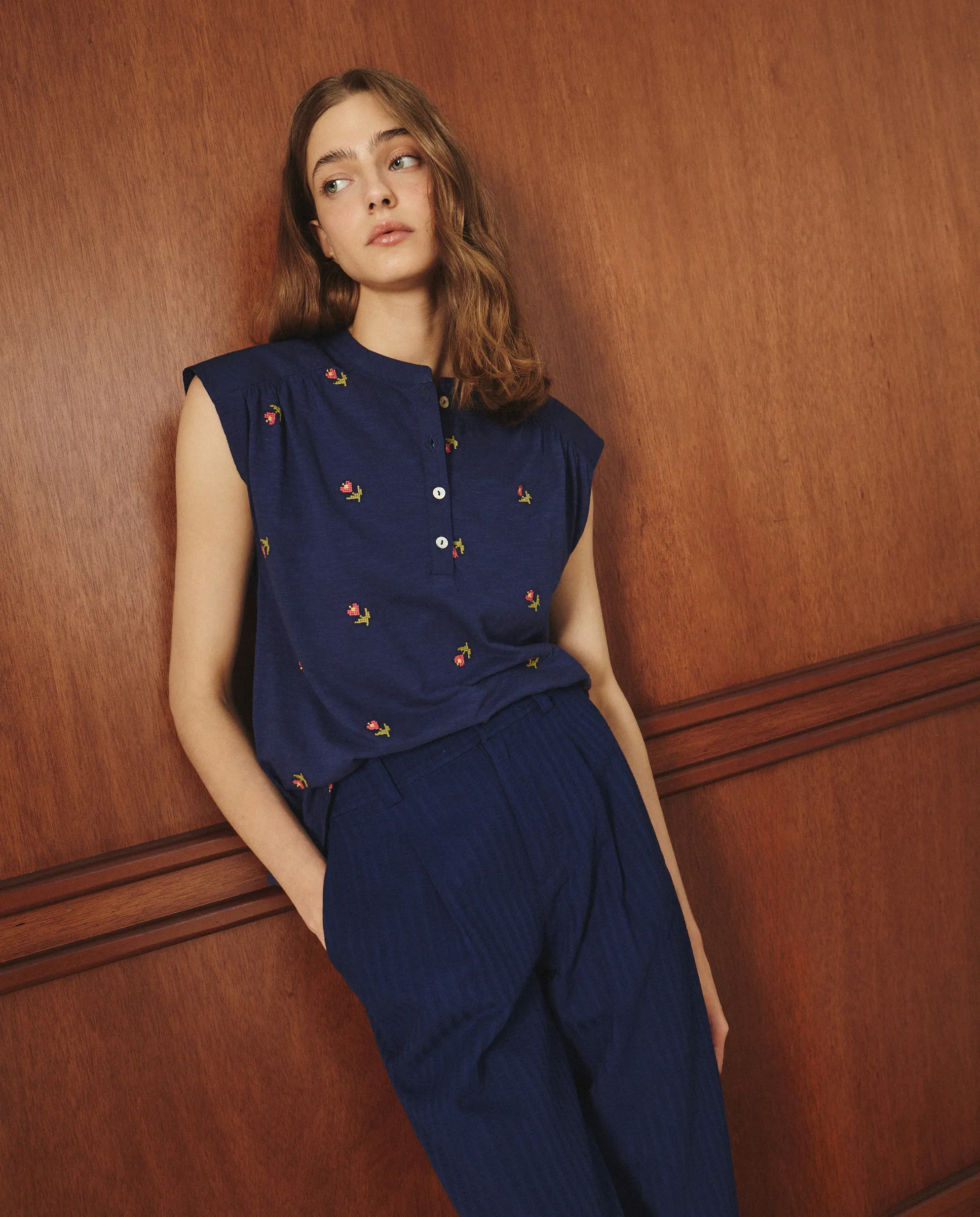 Женская однотонная футболка с коротким рукавом Lloyd's, темно-синий
Женская однотонная футболка с коротким рукавом Lloyd's, темно-синий