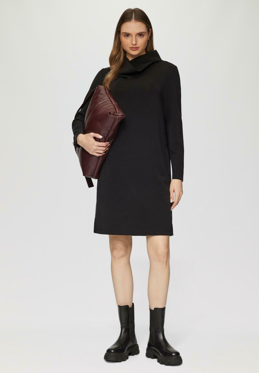 Повседневное платье MIT WASSERFALLKRAGEN UND SEITLICHEN EINGRIFFTASCHEN s.Oliver, черный
Повседневное платье MIT WASSERFALLKRAGEN UND SEITLICHEN EINGRIFFTASCHEN s.Oliver, черный