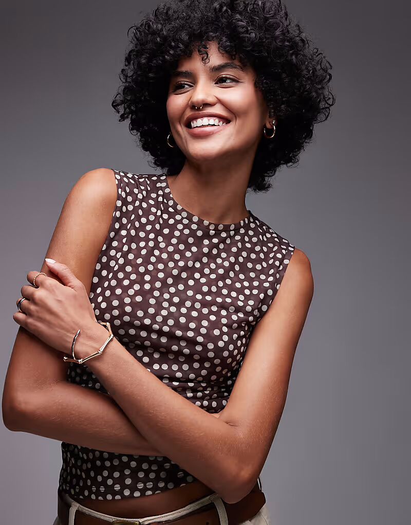 Топ Topshop с оборками и узором в горошек коричневого цвета
Топ Topshop с оборками и узором в горошек коричневого цвета