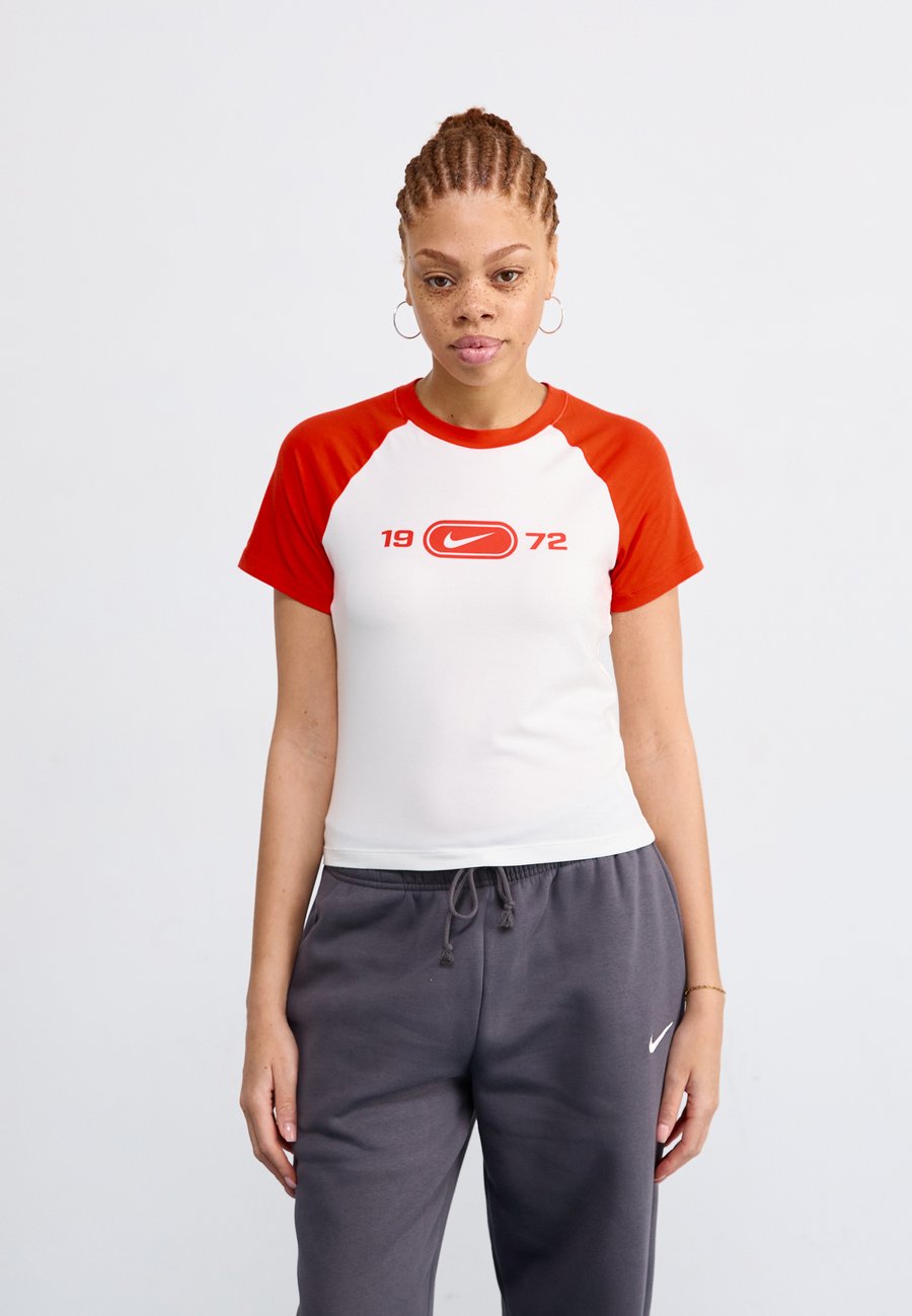 Футболка Nike Sportswear TEE, Sail/Picante Red/Off-White, Белый, Футболка Nike Sportswear TEE, Sail/Picante Red/Off-White
Футболка Nike Sportswear TEE, Sail/Picante Red/Off-White, Белый, Футболка Nike Sportswear TEE, Sail/Picante Red/Off-White