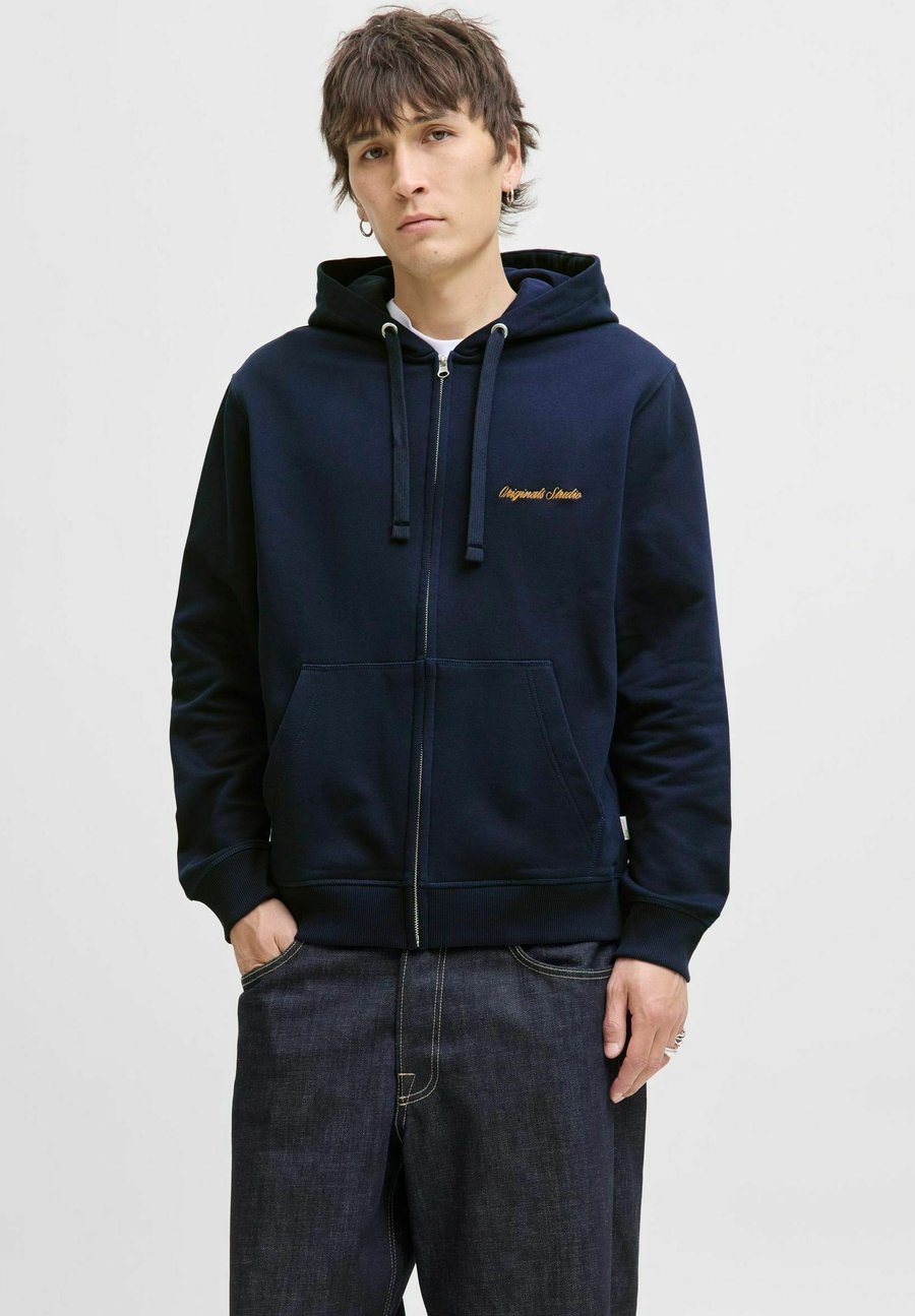 Толстовка Jack & Jones Zip-up sweatshirt, Ocean Cavern/Dark Blue, Синий, Толстовка Jack & Jones Zip-up sweatshirt, Ocean Cavern/Dark Blue
Толстовка Jack & Jones Zip-up sweatshirt, Ocean Cavern/Dark Blue, Синий, Толстовка Jack & Jones Zip-up sweatshirt, Ocean Cavern/Dark Blue