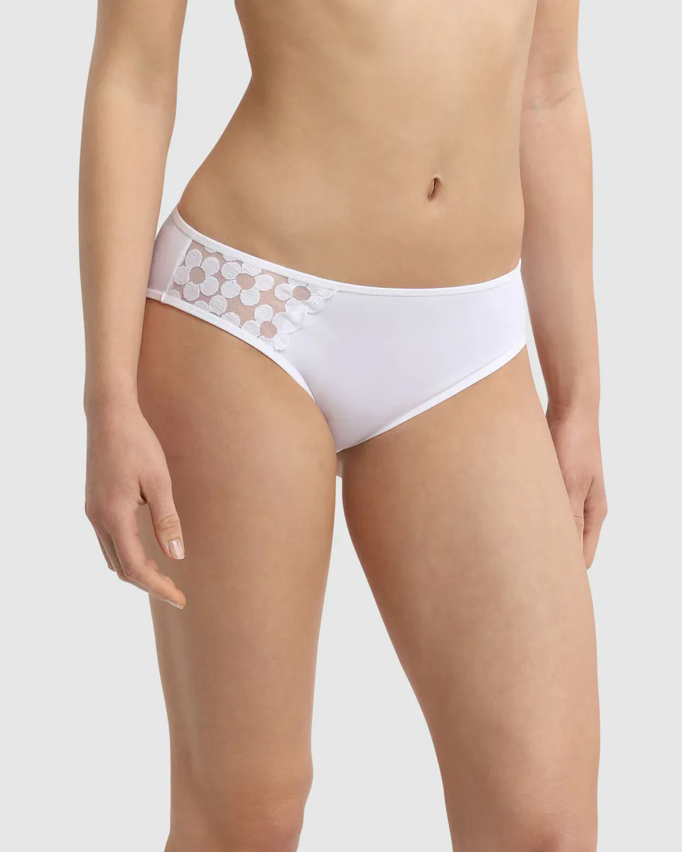Просторные классические трусики с вышивкой Dim, белый
Просторные классические трусики с вышивкой Dim, белый