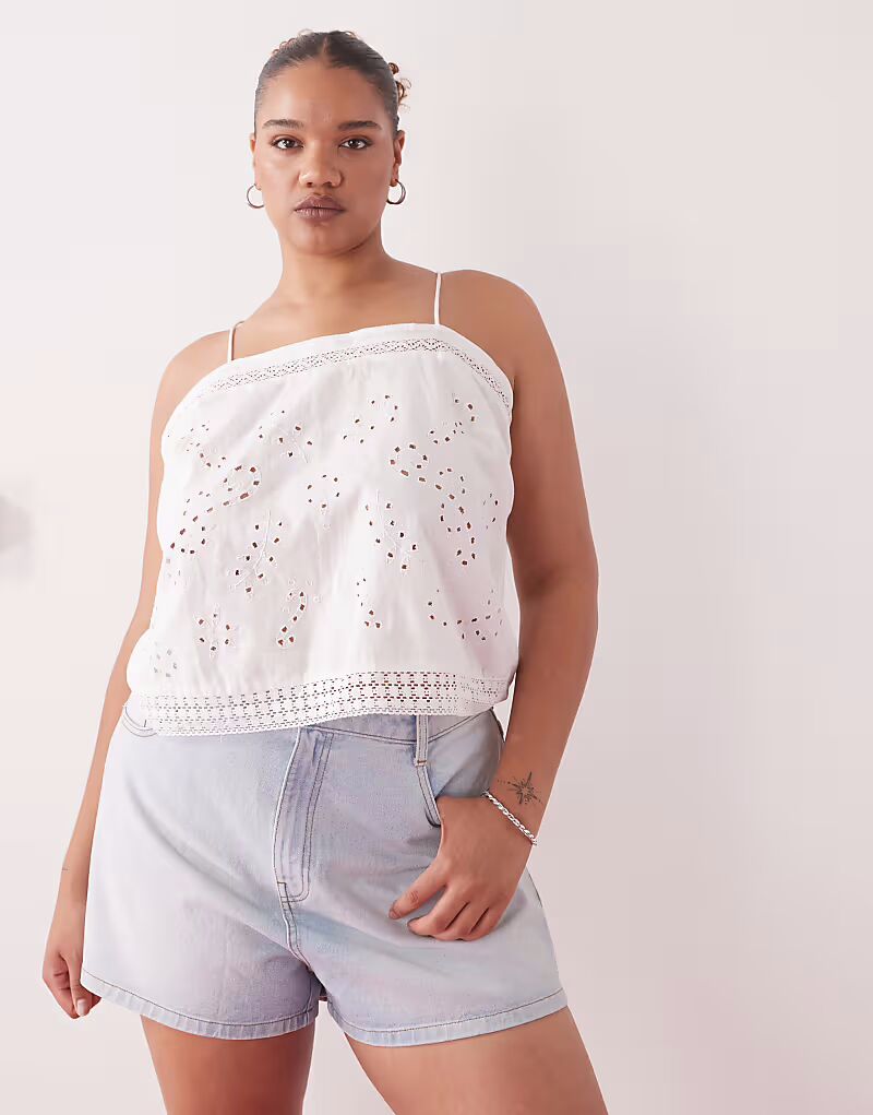 COLLUSION Plus топ-комбинация с открытой спиной в технике пэчворк крючком белого цвета
COLLUSION Plus топ-комбинация с открытой спиной в технике пэчворк крючком белого цвета