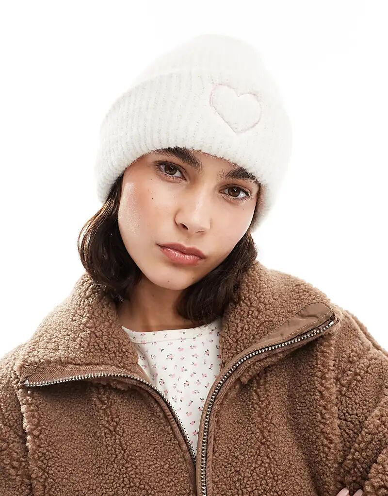 Вязаная шапка-бини от Miss Selfridge с вышитым сердечком кремового цвета
Вязаная шапка-бини от Miss Selfridge с вышитым сердечком кремового цвета