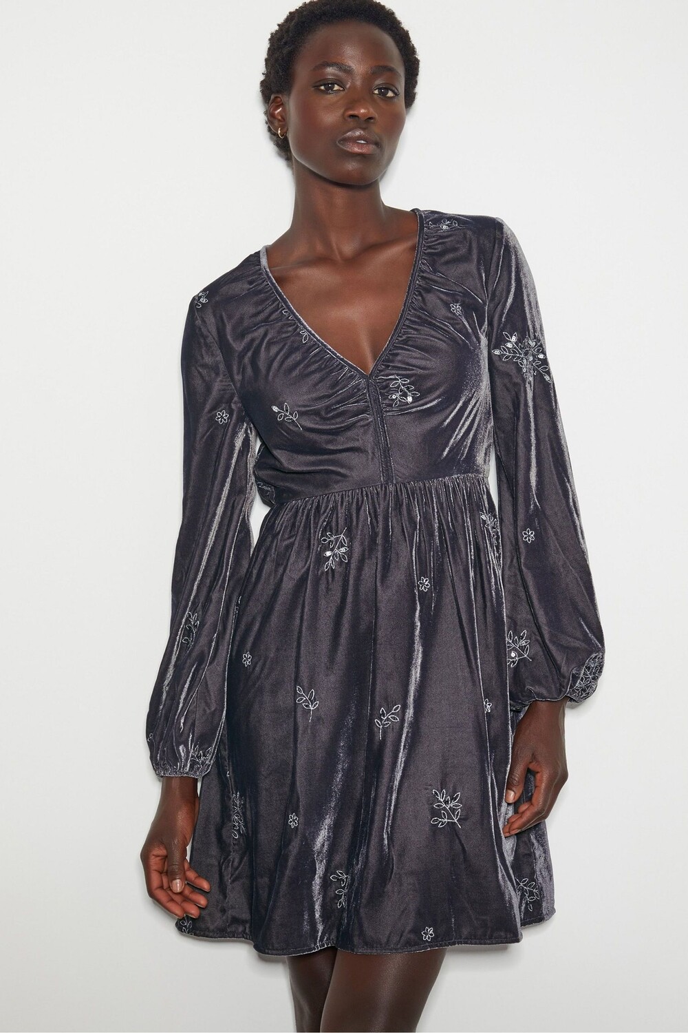Мини платье Yvanna из бархата с декором Monsoon, серый
Мини платье Yvanna из бархата с декором Monsoon, серый