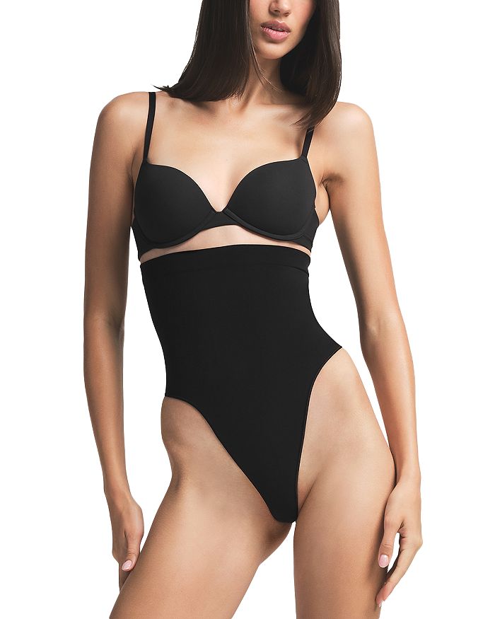 Бесшовное утягивающее стринги с высокой посадкой SKIMS, черный
Бесшовное утягивающее стринги с высокой посадкой SKIMS, черный