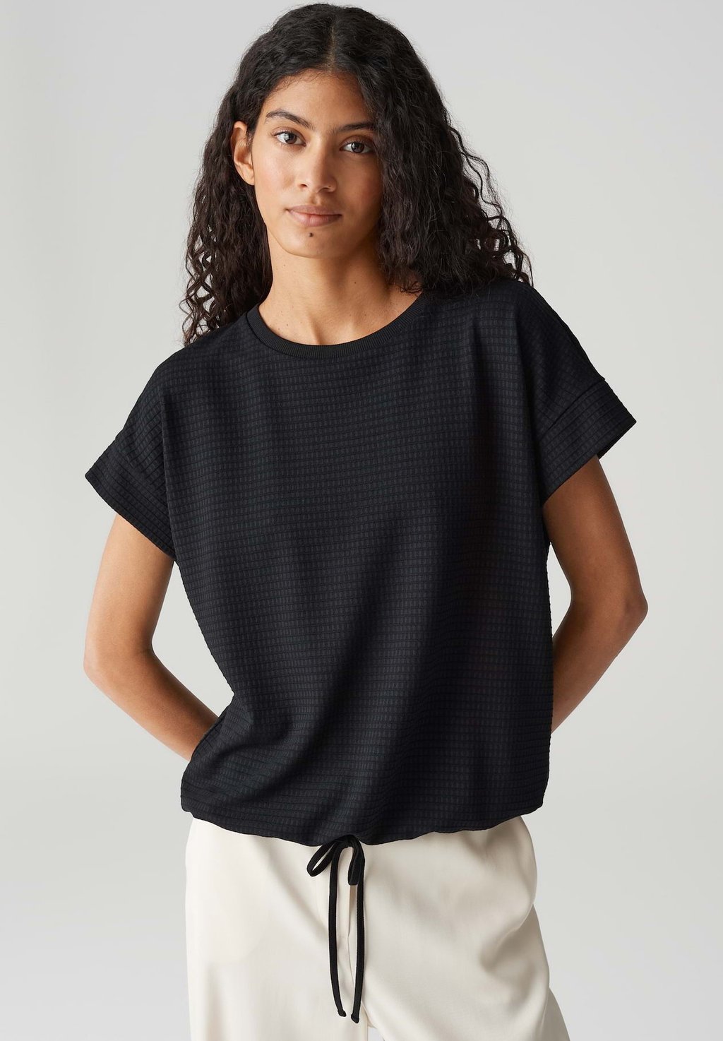 Базовая футболка LOOSE FIT O-SHAPE OPUS, черный
Базовая футболка LOOSE FIT O-SHAPE OPUS, черный