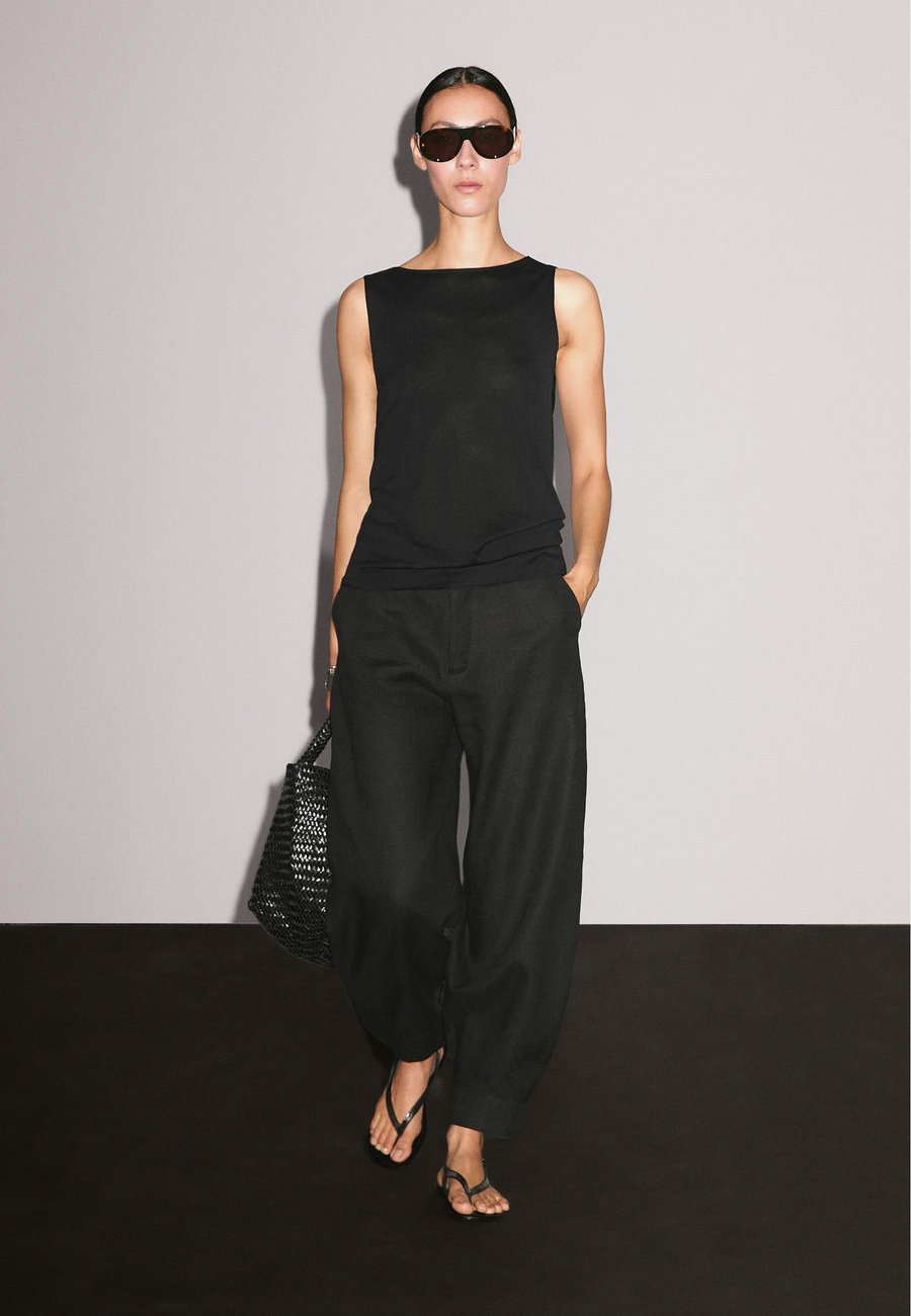 Топ Massimo Dutti DRAPED LOW-CUT BACK, Black
Топ Massimo Dutti DRAPED LOW-CUT BACK, Black