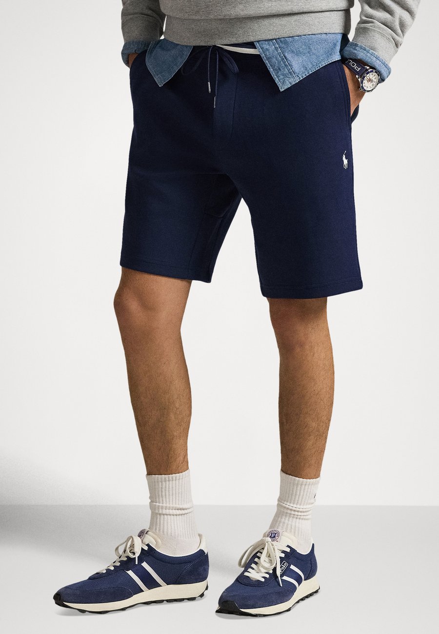 Шорты Polo Ralph Lauren 9-INCH DOUBLE-KNIT SHORT, Aviator Navy/Dark Blue
Шорты Polo Ralph Lauren 9-INCH DOUBLE-KNIT SHORT, Aviator Navy/Dark Blue