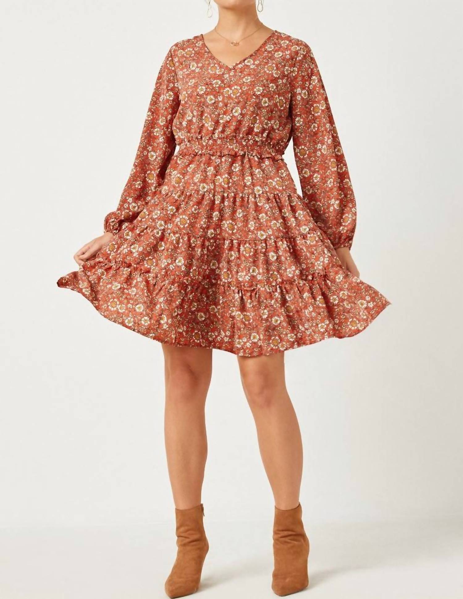 Платье с присборенной талией, рюшами и V-образным вырезом в коралловый цветочек Hayden LA
Платье с присборенной талией, рюшами и V-образным вырезом в коралловый цветочек Hayden LA