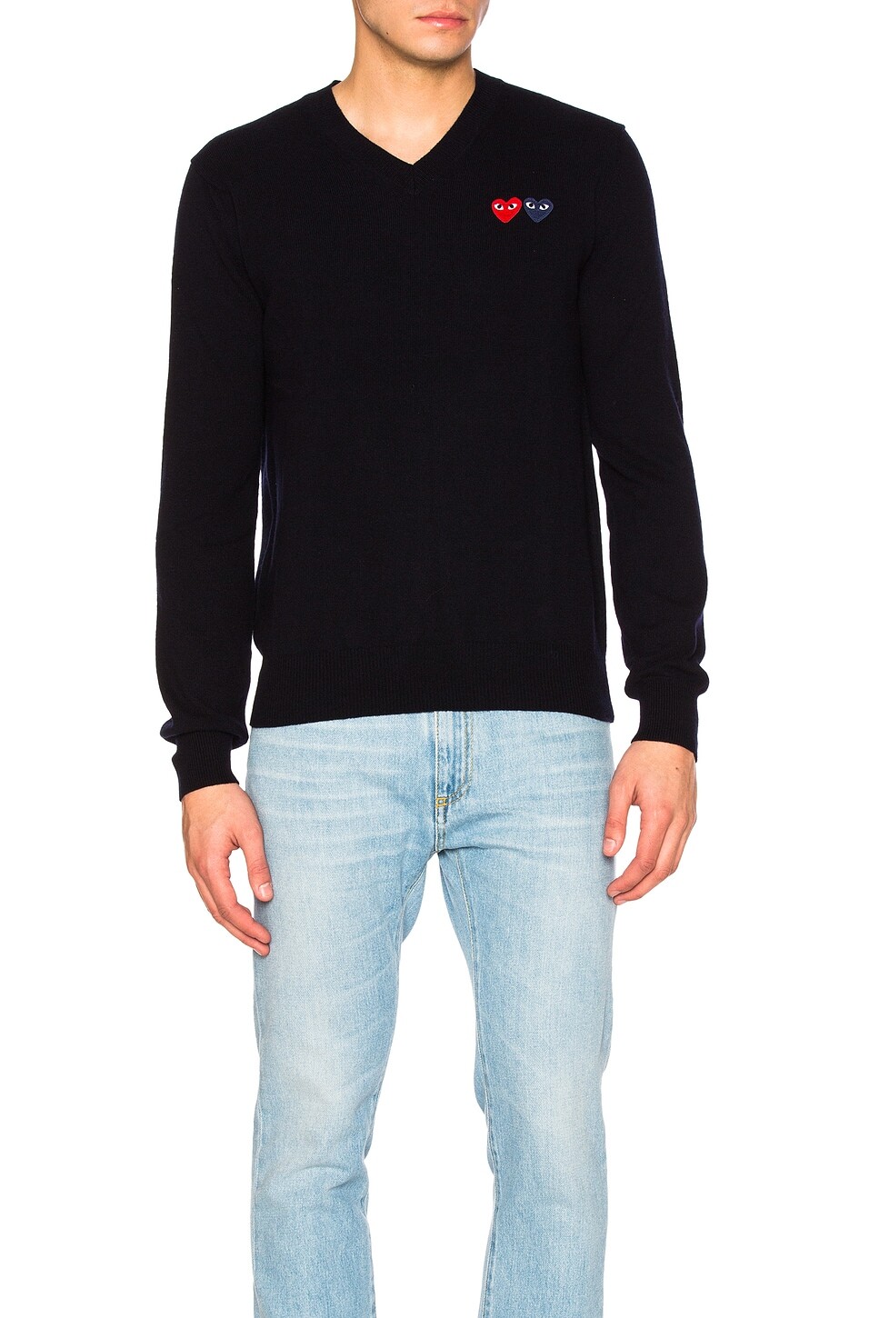 Свитер с V-образным вырезом и двойной эмблемой Comme Des Garcons Play, синий
Свитер с V-образным вырезом и двойной эмблемой Comme Des Garcons Play, синий