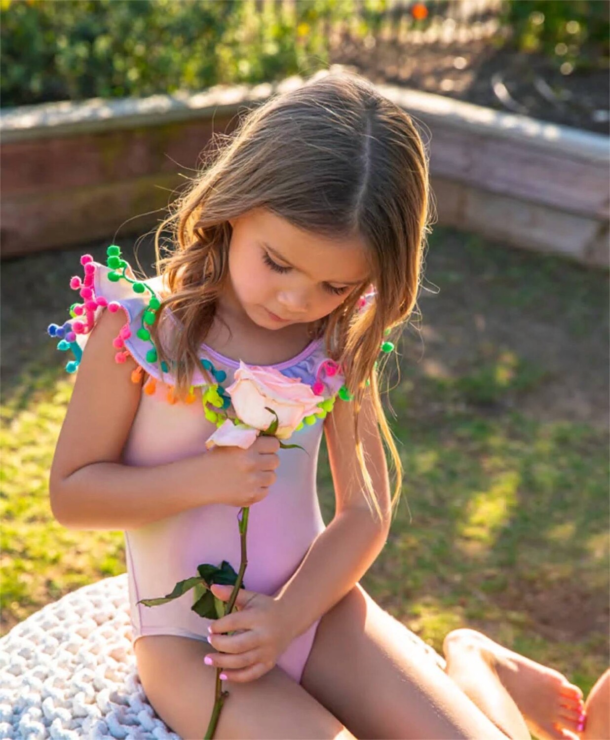 Девушки в бикини с помпоном в золотой час PQ Swim
Девушки в бикини с помпоном в золотой час PQ Swim