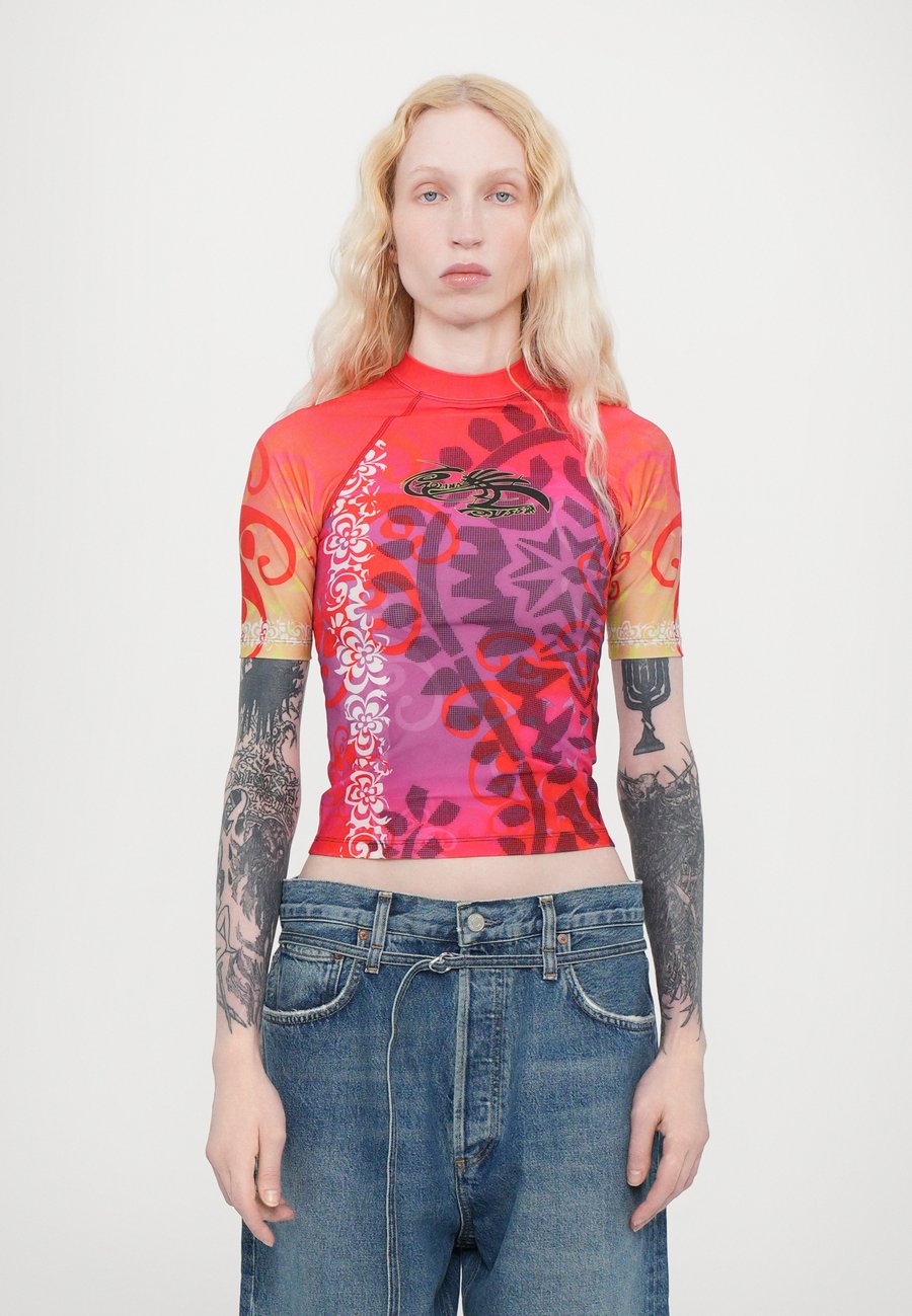 Футболка Paolina Russo SHORT SLEEVE RASH GUARD, Cherry/Red, Серый, Футболка Paolina Russo SHORT SLEEVE RASH GUARD, Cherry/Red
Футболка Paolina Russo SHORT SLEEVE RASH GUARD, Cherry/Red, Серый, Футболка Paolina Russo SHORT SLEEVE RASH GUARD, Cherry/Red