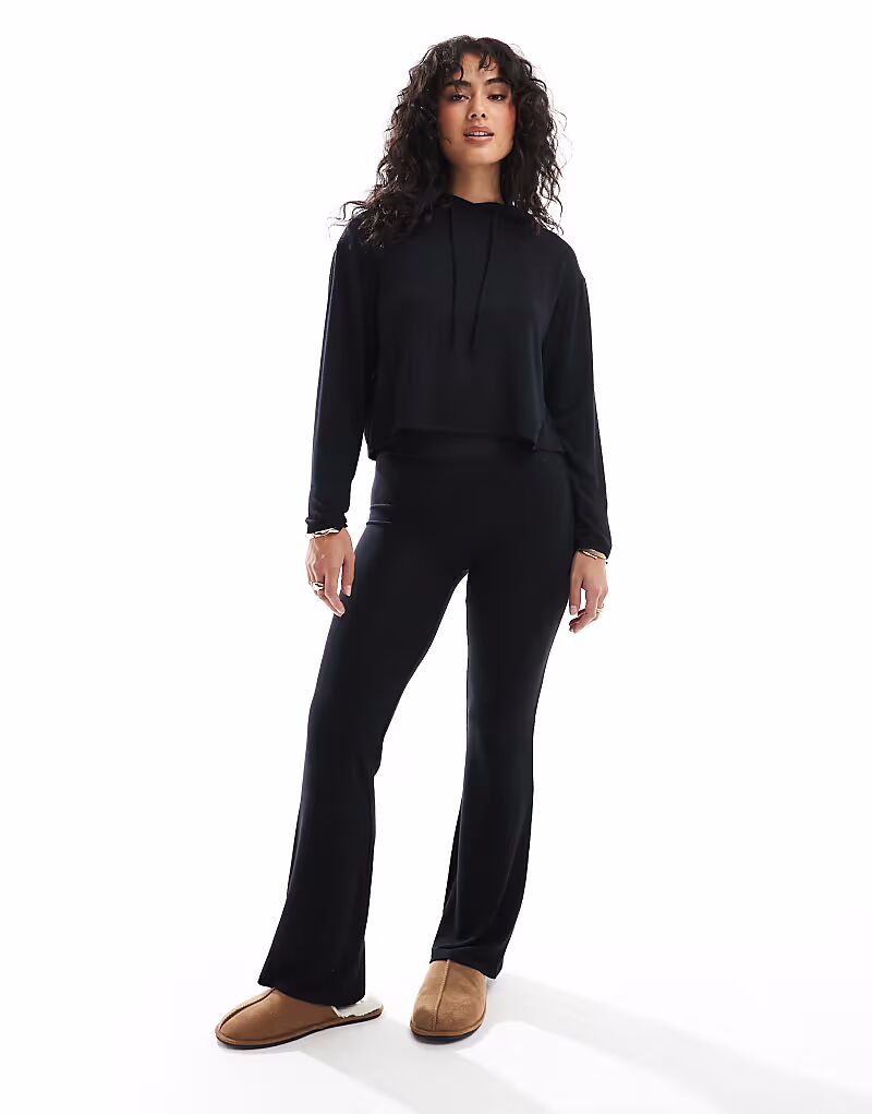 Очень мягкие свободные расклешенные пижамные штаны Asia fit из хлопка черного цвета - часть комплекта Cotton:On
Очень мягкие свободные расклешенные пижамные штаны Asia fit из хлопка черного цвета - часть комплекта Cotton:On