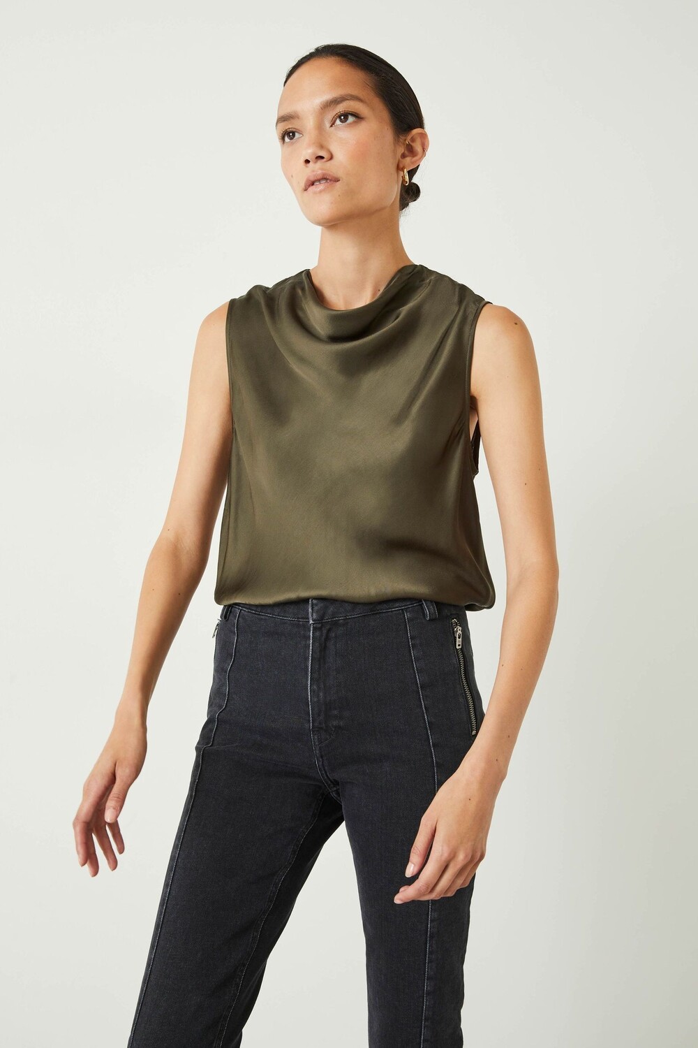 Топ челси со струящимся вырезом Hush, зеленый
Топ челси со струящимся вырезом Hush, зеленый