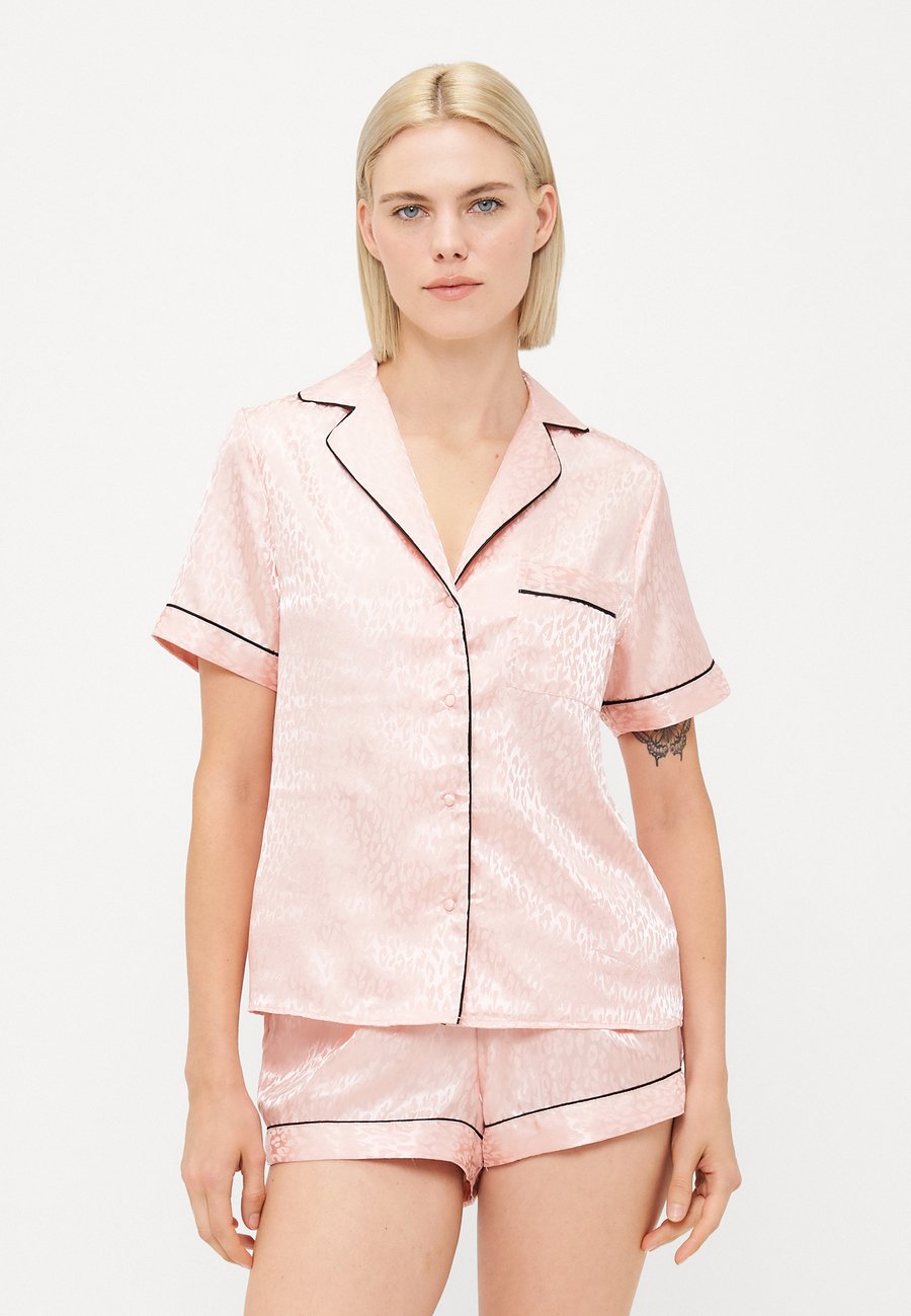 Пижамный комплект Ann Summers SIGNATURE ALL OVER PJ, Pale Pink/Light Pink
Пижамный комплект Ann Summers SIGNATURE ALL OVER PJ, Pale Pink/Light Pink