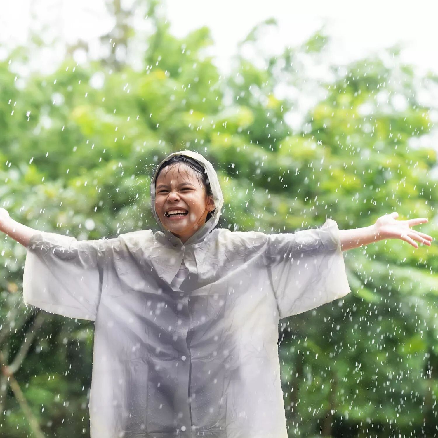 Juvale, 4 комплекта одноразовых пончо от дождя для детей с капюшоном и съемным круглым футляром, прозрачные пластиковые плащи для экстренных случаев, для девочек и мальчиков (белые) Juvale