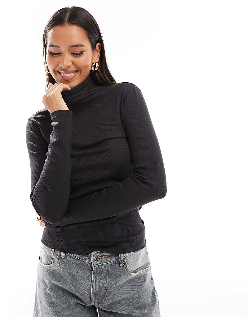 Levi's – Dreamy – Черная футболка с высоким воротником и длинными рукавами
Levi's – Dreamy – Черная футболка с высоким воротником и длинными рукавами