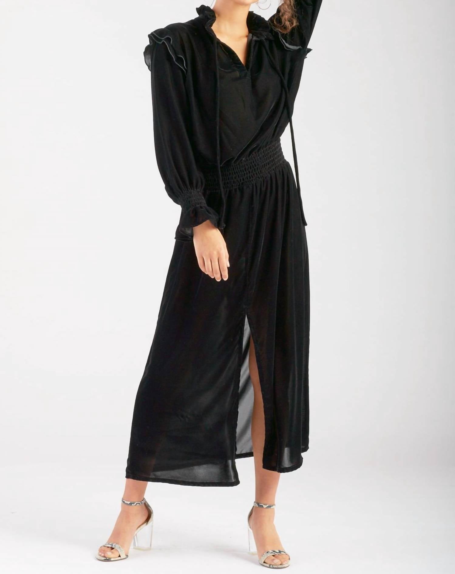 Платье Mary Jane Whisper Velvet черного цвета Finley
Платье Mary Jane Whisper Velvet черного цвета Finley