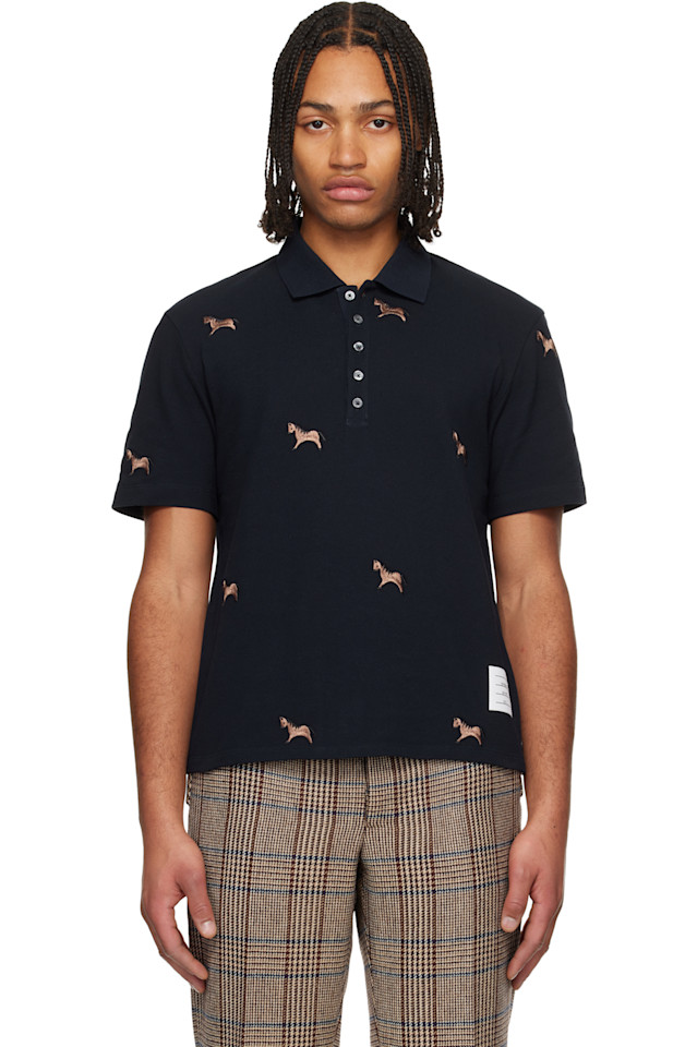 Поло с коротким рукавом и вышивкой в виде полуспуска лошади Thom Browne, темно-синий
Поло с коротким рукавом и вышивкой в виде полуспуска лошади Thom Browne, темно-синий