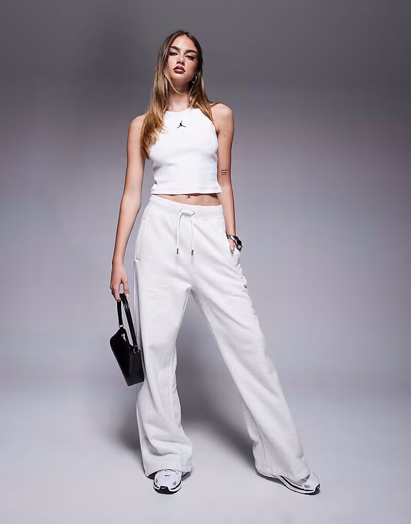 Джоггеры Jordan Flight Fleece прямого кроя с высокой талией серого цвета 
Джоггеры Jordan Flight Fleece прямого кроя с высокой талией серого цвета