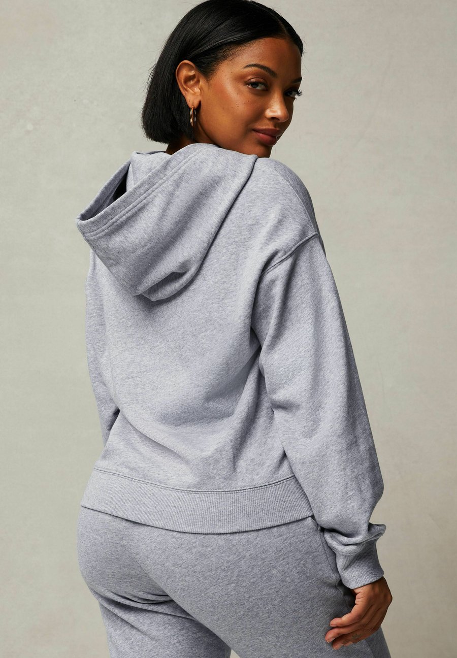 Худи Fabletics YEAR ROUND, Grau/Grey
Худи Fabletics YEAR ROUND, Grau/Grey