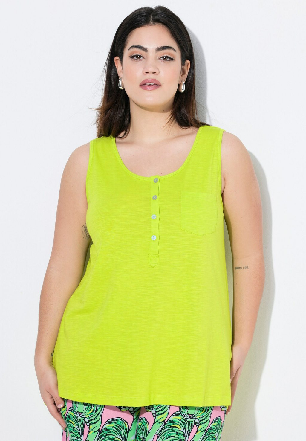 Топ RUNDHALS KNOPFLEISTE SAUM HINTEN LÄNGER Angel of Style, светло-зеленый
Топ RUNDHALS KNOPFLEISTE SAUM HINTEN LÄNGER Angel of Style, светло-зеленый