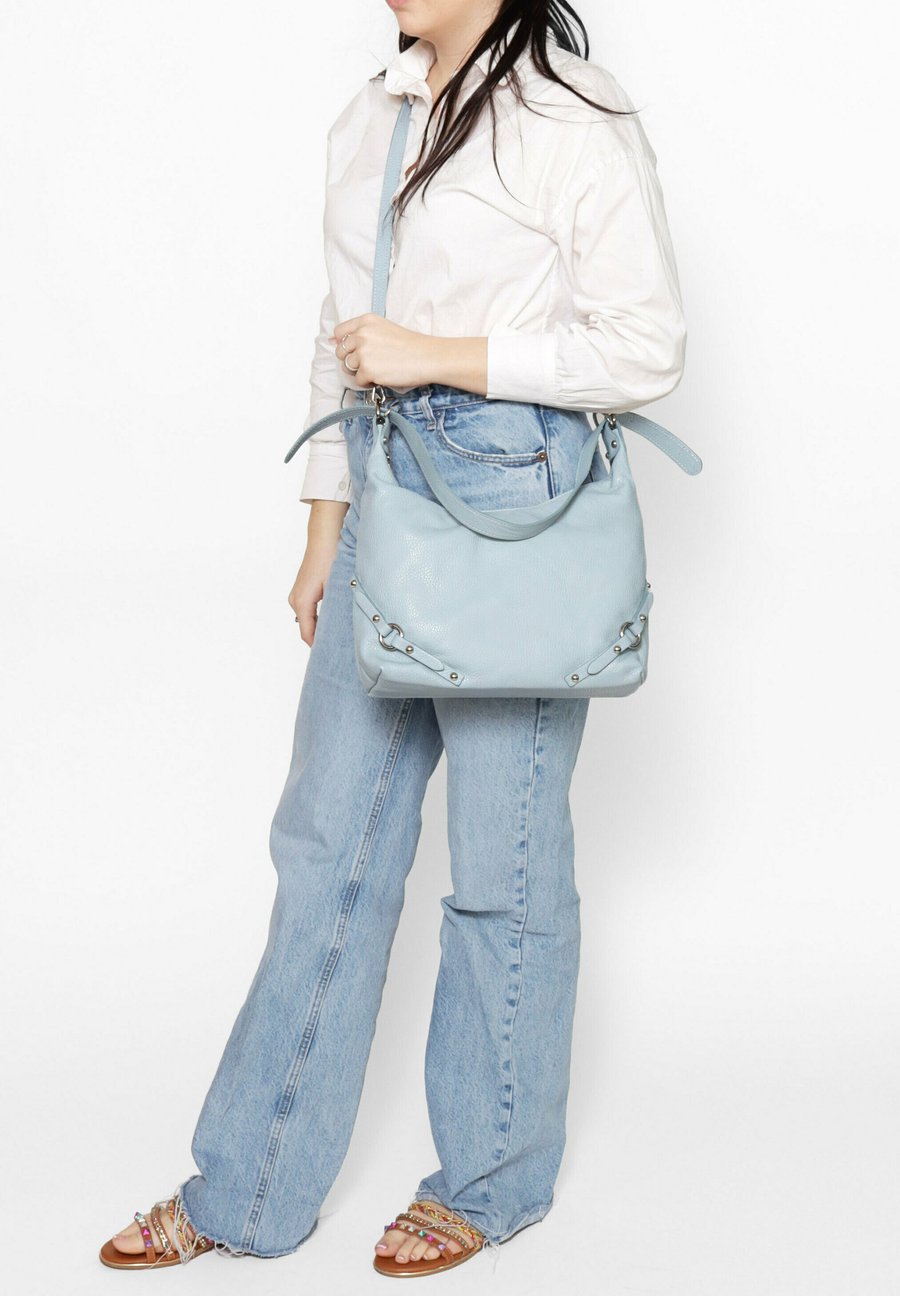 Сумка Chiara Ferretti SHOULDER , Heavenly/Light Blue
Сумка Chiara Ferretti SHOULDER , Heavenly/Light Blue