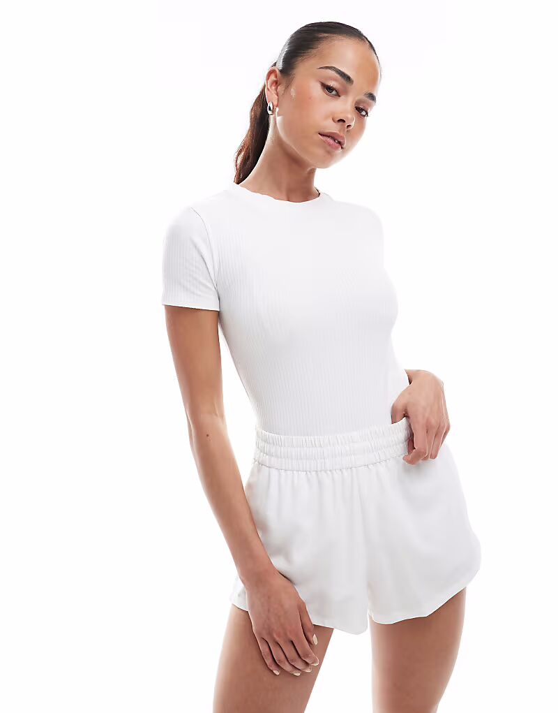 Боди Agon с круглым вырезом в белый рубчик
Боди Agon с круглым вырезом в белый рубчик