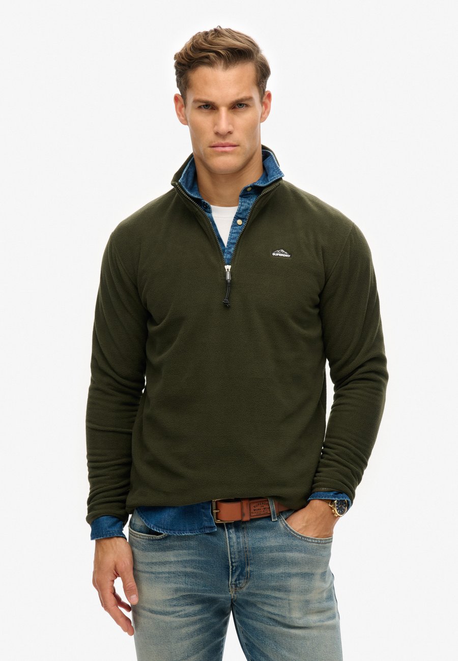 Джемпер Superdry & Co POLAR HALF ZIP, Surplus Goods Olive Green/Green
Джемпер Superdry & Co POLAR HALF ZIP, Surplus Goods Olive Green/Green