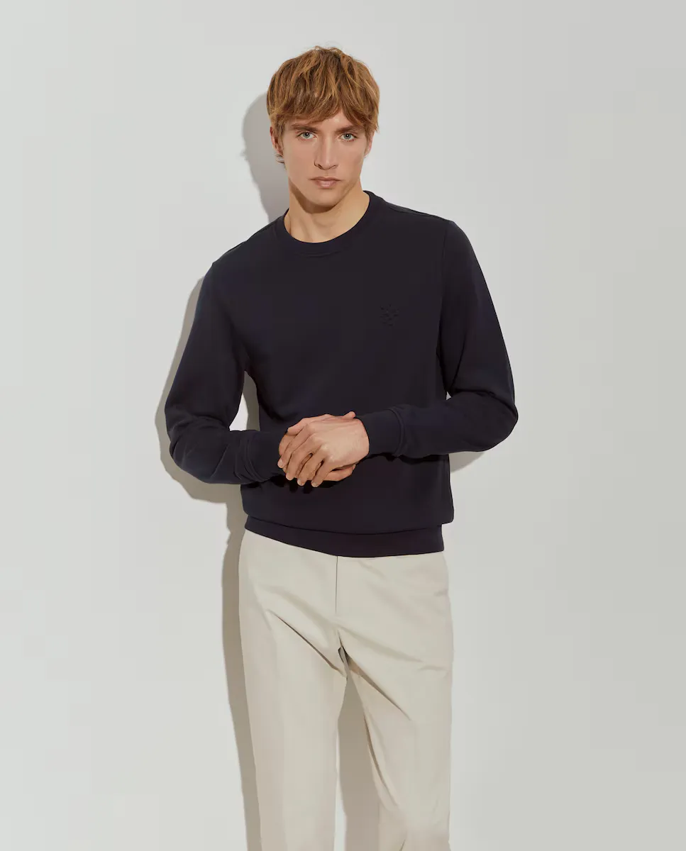 Мужской темно-синий свитер с круглым вырезом и однотонным принтом Lion of Porches
Мужской темно-синий свитер с круглым вырезом и однотонным принтом Lion of Porches