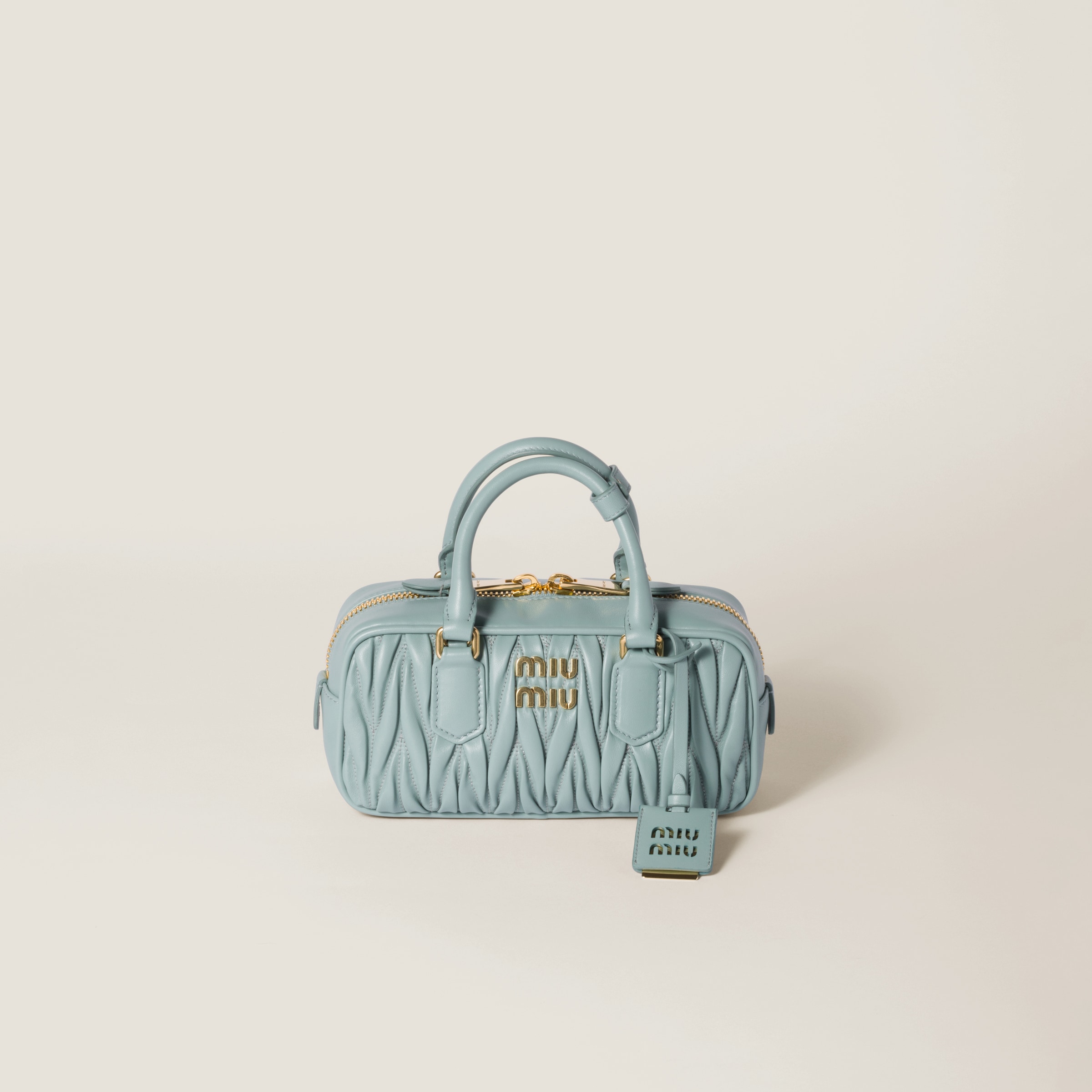 Сумка Arcadie из мягкой наппы с простеганным узором мателлассе MIU MIU, зеленый
Сумка Arcadie из мягкой наппы с простеганным узором мателлассе MIU MIU, зеленый
