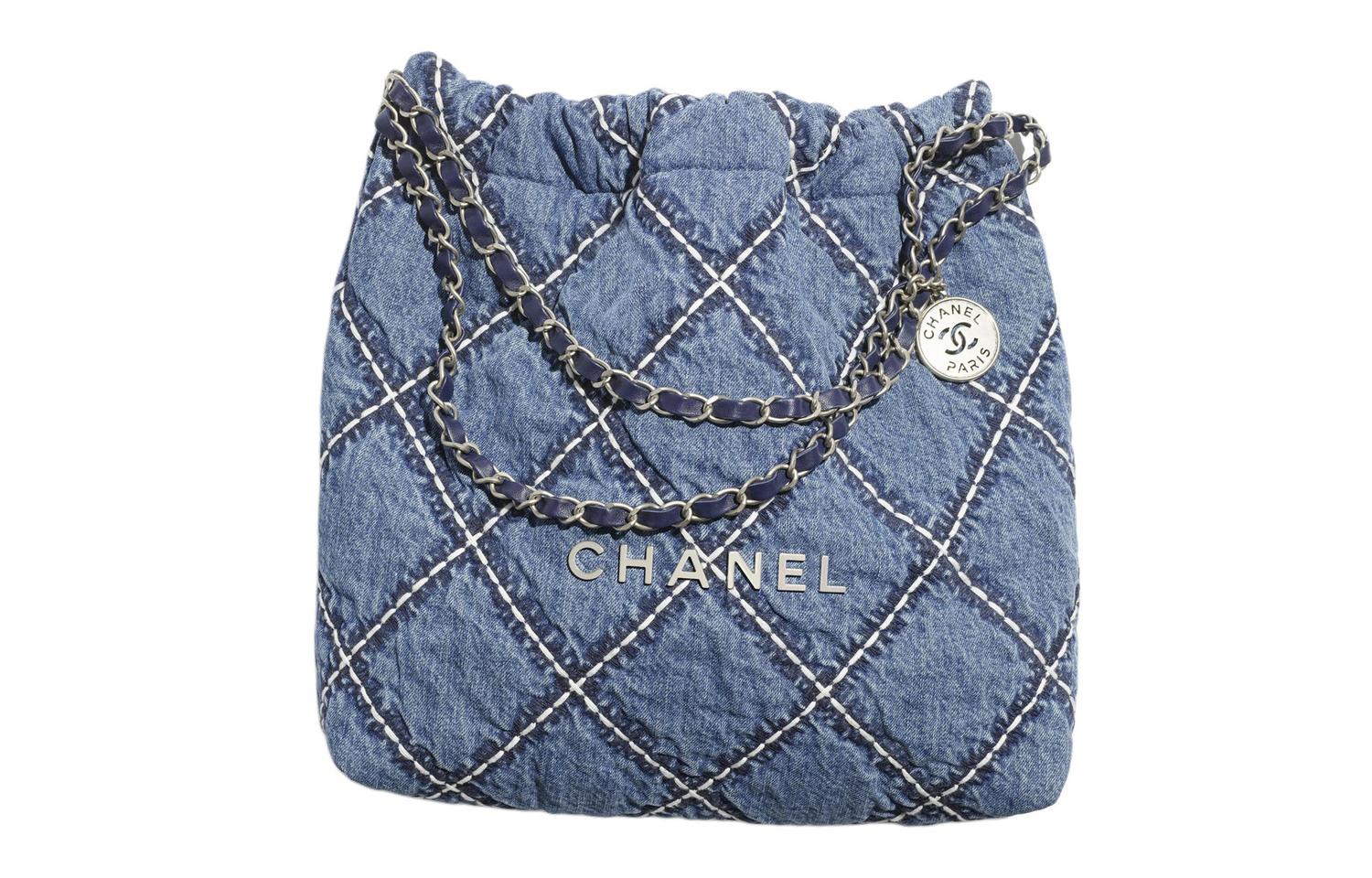 CHANEL Сумка через плечо джинсовая с металлической пряжкой
CHANEL Сумка через плечо джинсовая с металлической пряжкой