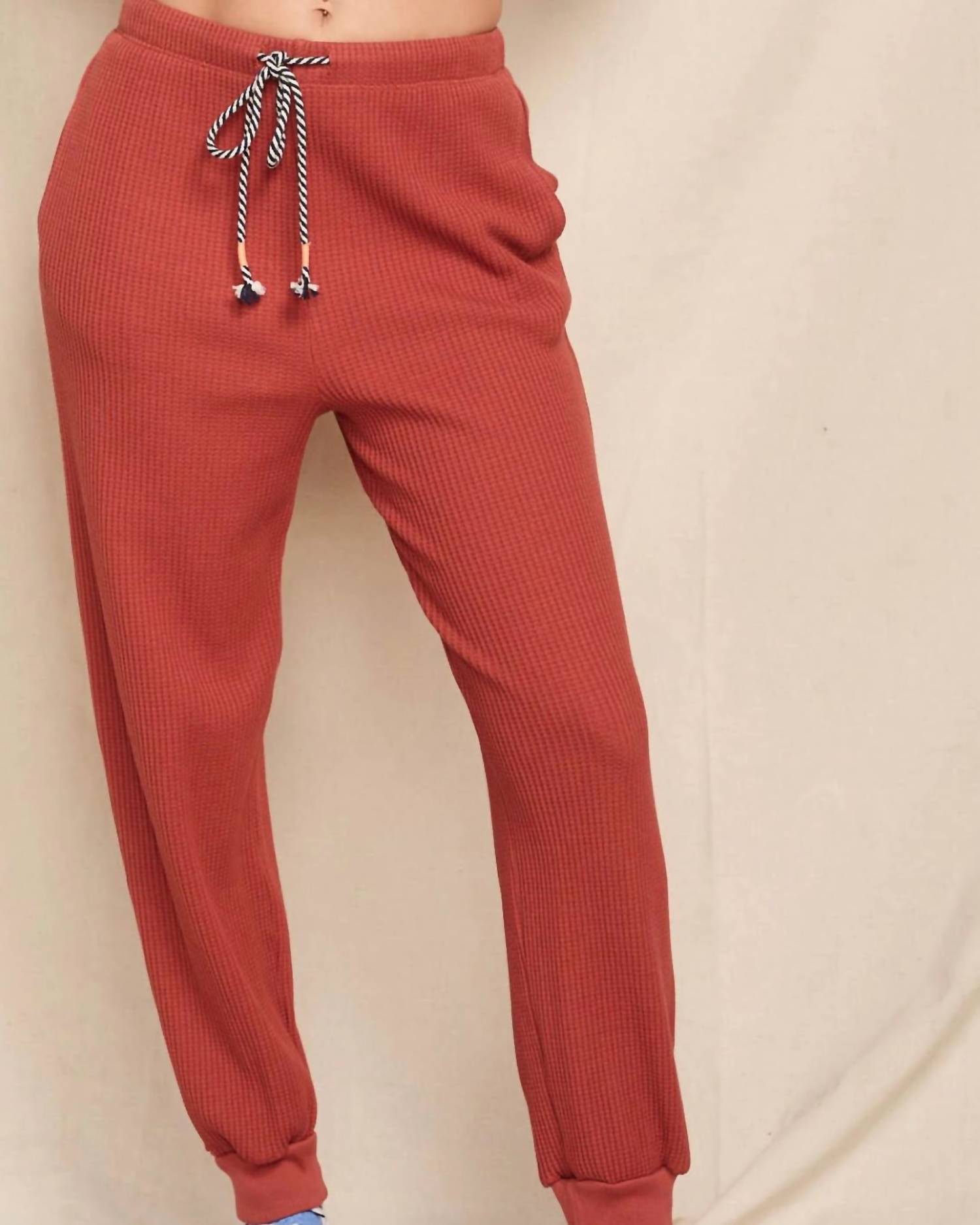 Вязаные спортивные брюки с завязками на шнурке цвета обожженного кирпича Sundry, Burnt Brick
Вязаные спортивные брюки с завязками на шнурке цвета обожженного кирпича Sundry, Burnt Brick