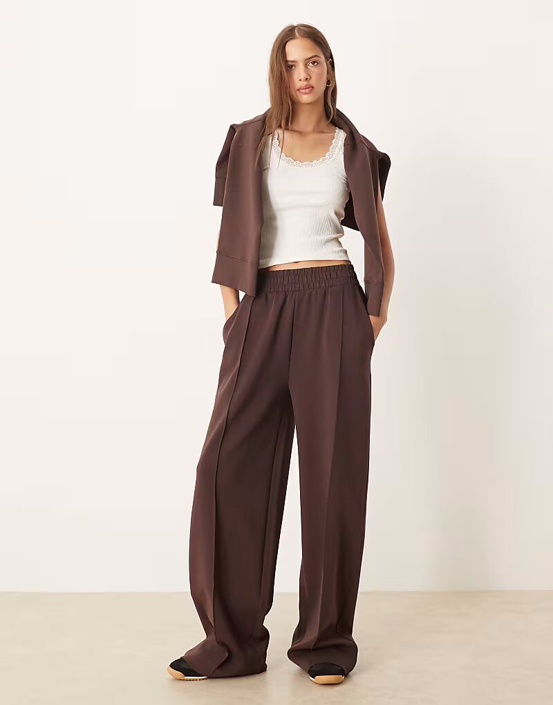 Широкие брюки из флиса шоколадного цвета Asos Design
Широкие брюки из флиса шоколадного цвета Asos Design