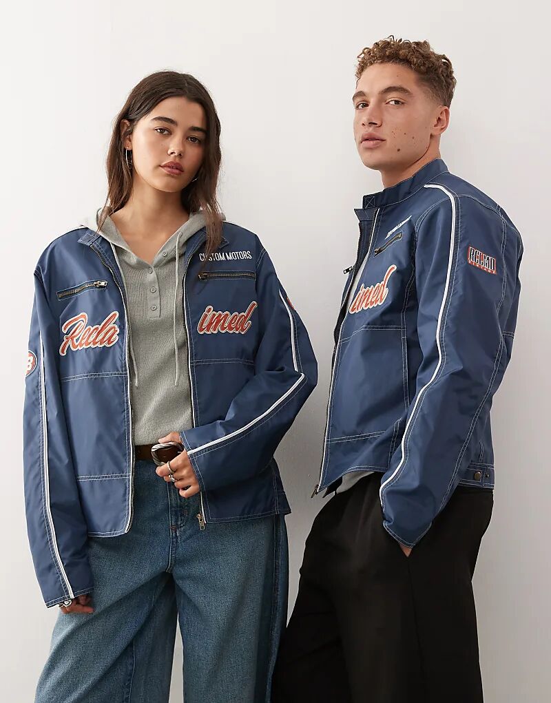 Регенерированная винтажная нейлоновая куртка-унисекс для мотоциклистов с логотипами и вышивкой чернильно-синего цвета
Регенерированная винтажная нейлоновая куртка-унисекс для мотоциклистов с логотипами и вышивкой чернильно-синего цвета