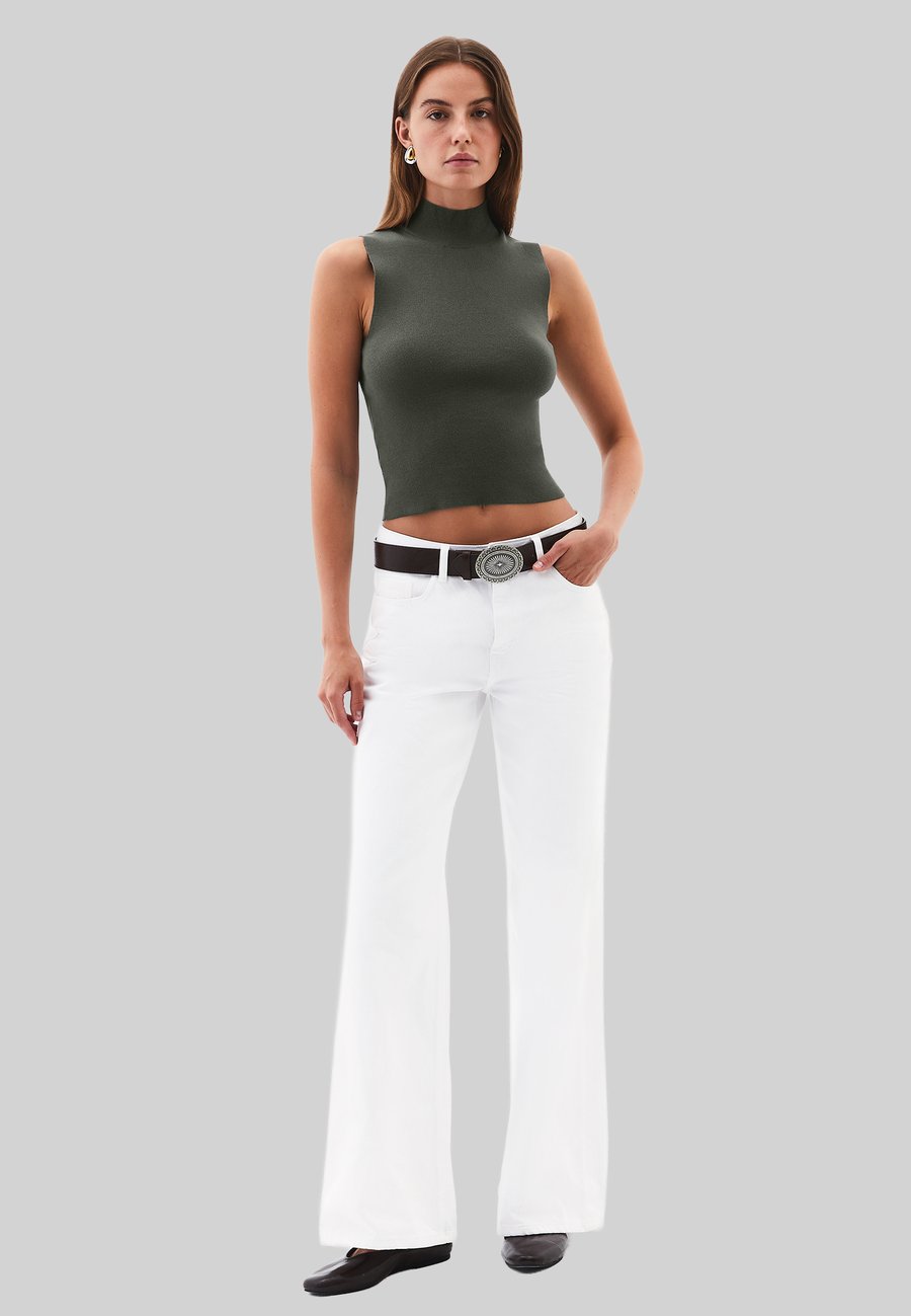 Топ OXXO HIGH NECK TANK, Deep Depths/Khaki
Топ OXXO HIGH NECK TANK, Deep Depths/Khaki