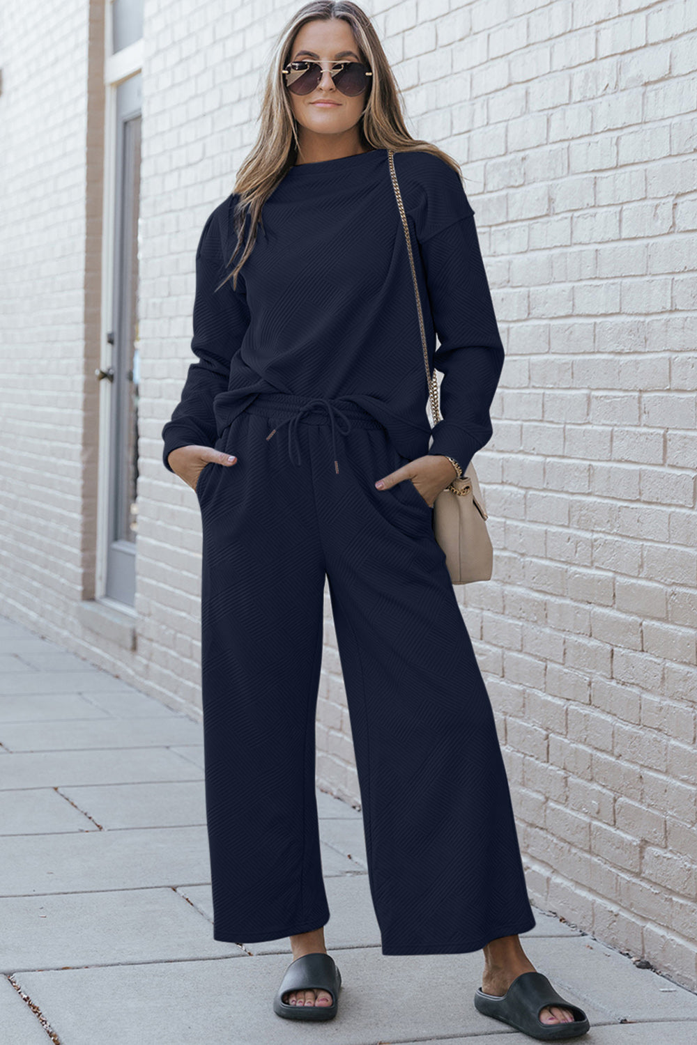 Комплект из фактурного топа с длинными рукавами и брюк на завязках FASHNZFAB, темно-синий
Комплект из фактурного топа с длинными рукавами и брюк на завязках FASHNZFAB, темно-синий