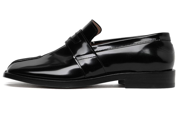 Женские лоферы Maison Margiela лакированные, черный
Женские лоферы Maison Margiela лакированные, черный