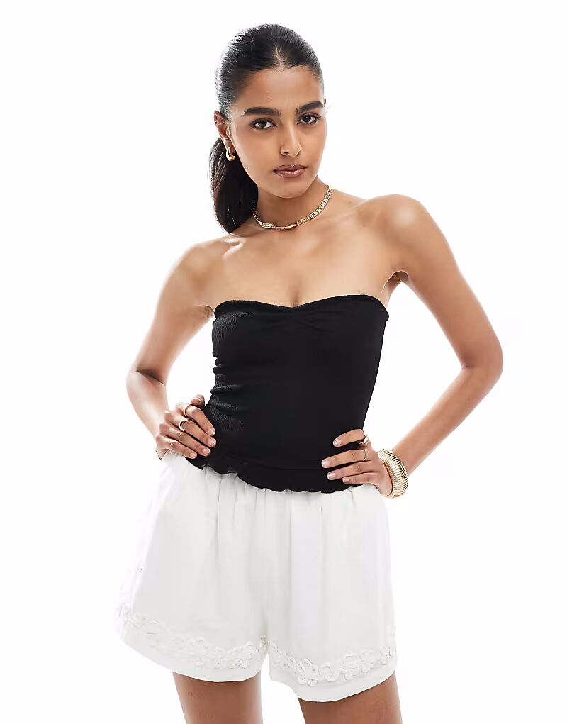 Бандо Bershka с присборенным подолом черного цвета
Бандо Bershka с присборенным подолом черного цвета