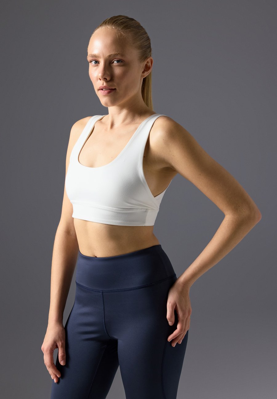 Бюстгальтер Even&Odd active MEDIUM SUPPORT SPORTS BRA, White
Бюстгальтер Even&Odd active MEDIUM SUPPORT SPORTS BRA, White