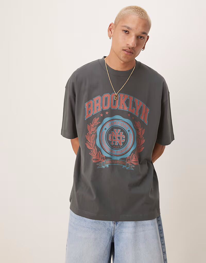 Футболка свободного кроя ASOS DESIGN с университетской графикой в угольно-сером цвете
Футболка свободного кроя ASOS DESIGN с университетской графикой в угольно-сером цвете