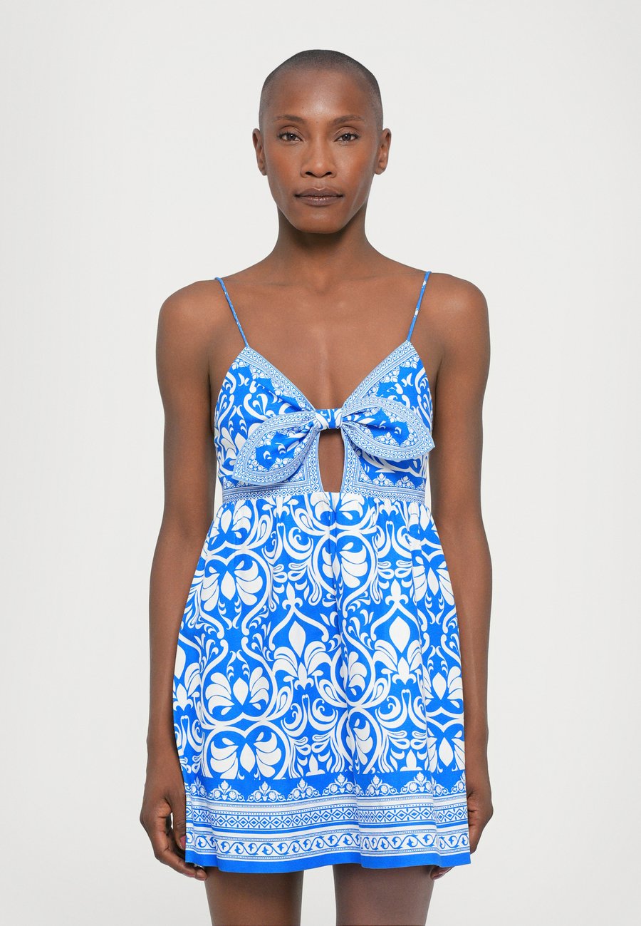 Платье Alice + Olivia MELVINA TIE GATHERED BABYDOLL DRESS, Soiree True Blue/Blue
Платье Alice + Olivia MELVINA TIE GATHERED BABYDOLL DRESS, Soiree True Blue/Blue