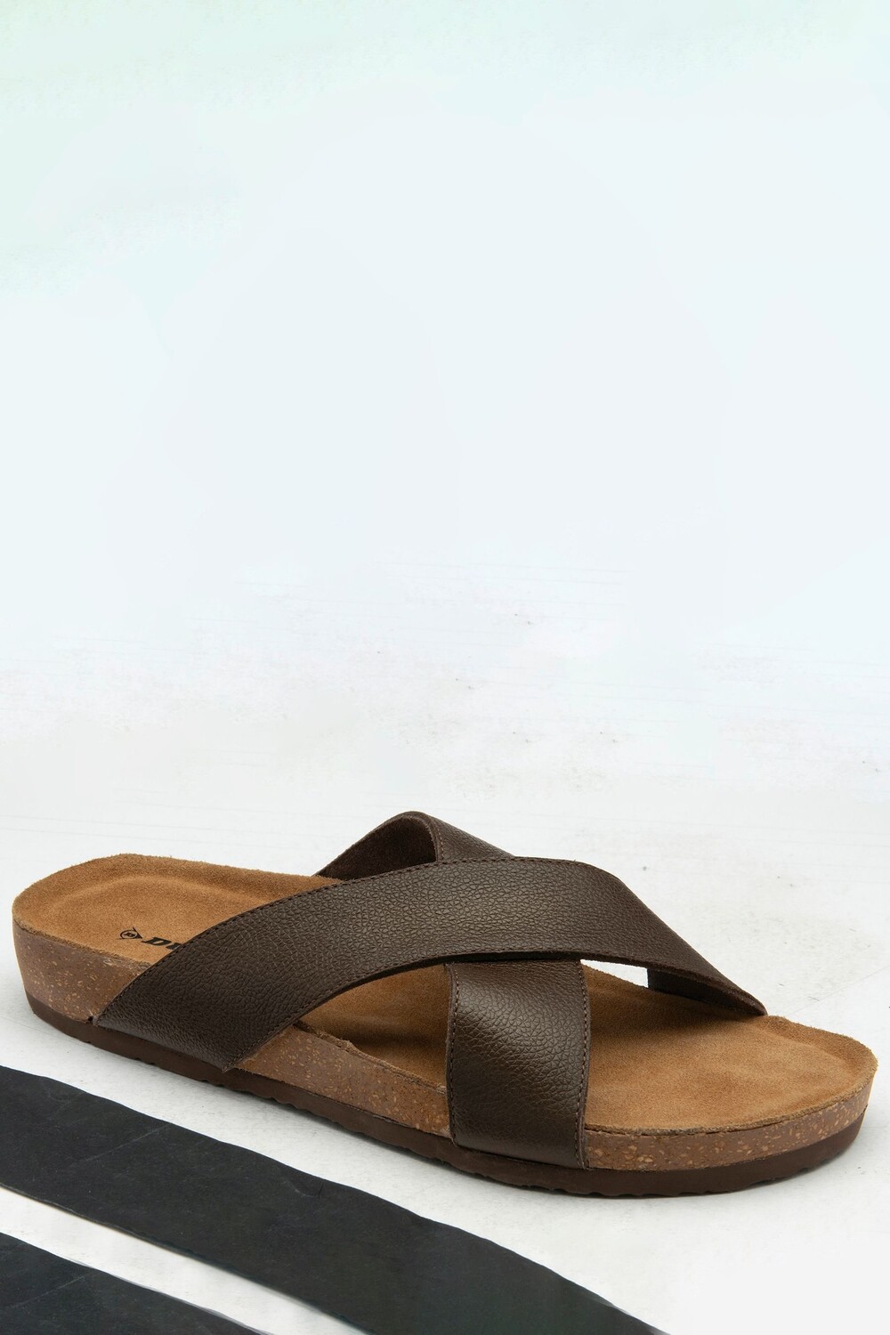 Мужские шлепанцы со вставкой и перекрещенными бретелями Dunlop, коричневый 
Мужские шлепанцы со вставкой и перекрещенными бретелями Dunlop, коричневый