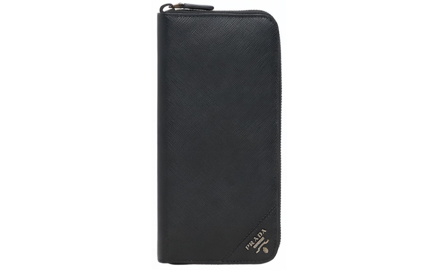 Кошелёк из кожи коровы мужской чёрный с золотым текстом PRADA
Кошелёк из кожи коровы мужской чёрный с золотым текстом PRADA