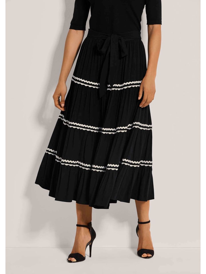 MADELEINE Длинная многоярусная юбка-слипон черно-белого цвета
MADELEINE Длинная многоярусная юбка-слипон черно-белого цвета