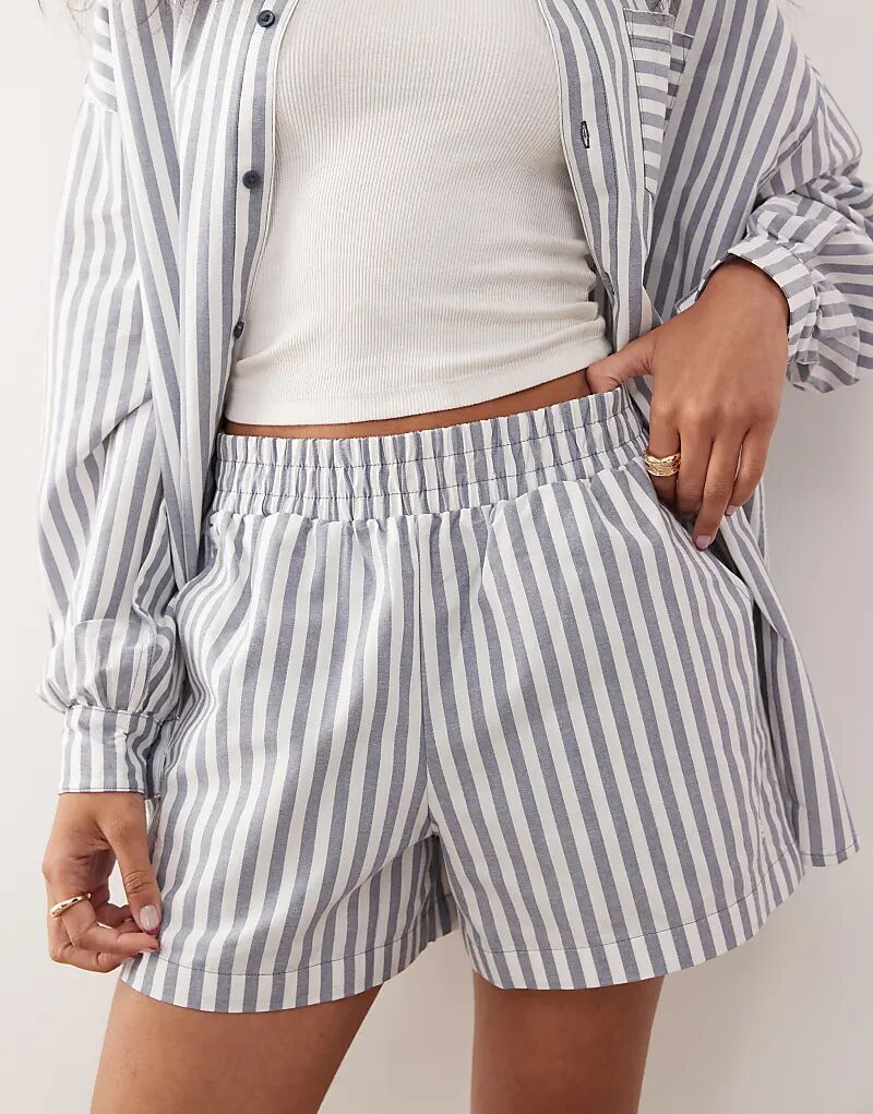 Мини-шорты New Era NY Yankees в сине-белую полоску
Мини-шорты New Era NY Yankees в сине-белую полоску